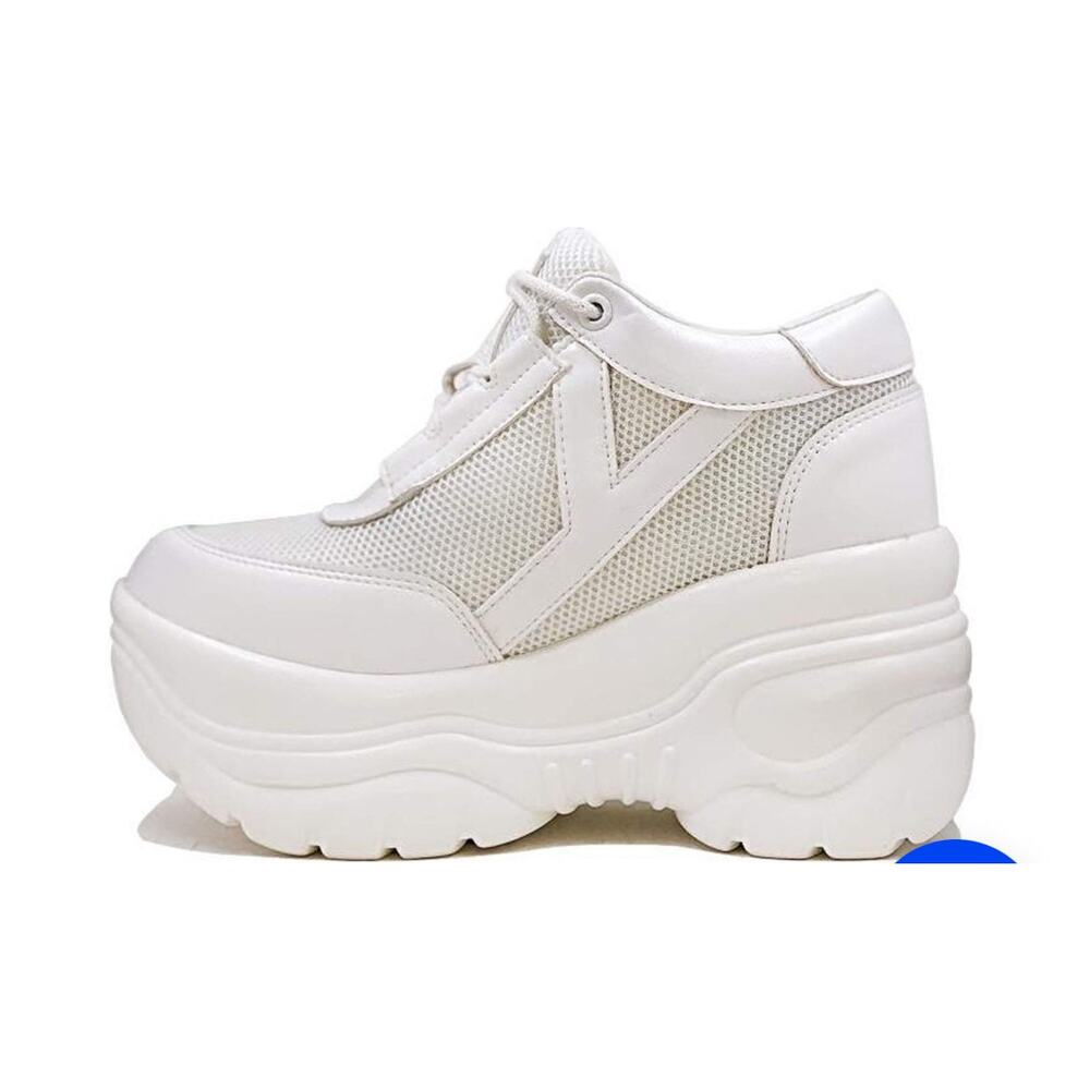 YRU Sneakers Matrixx size7 NWOT